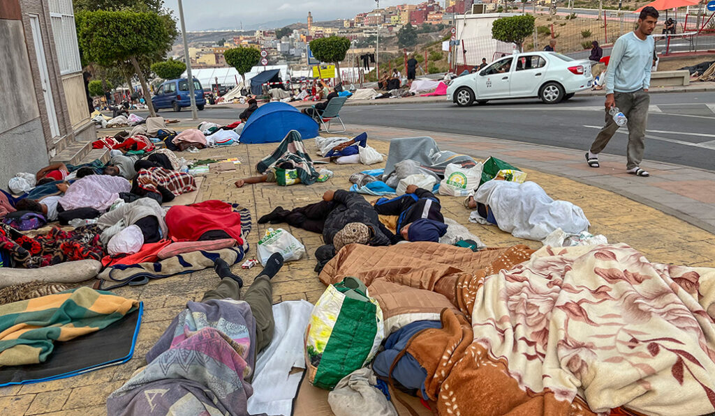 Migrantes durmiendo en la calle en Ceuta a comienzos de septiembre. Foto: EFE / Reduan.