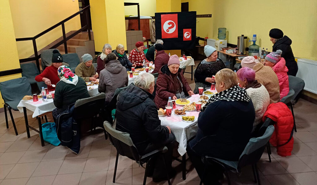 Fiesta de cumpleaños para una persona vulnerable atendida por los carmelitas descalzos.