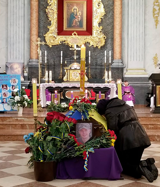 Funeral por un soldado joven en el santuario de Berdychiv.