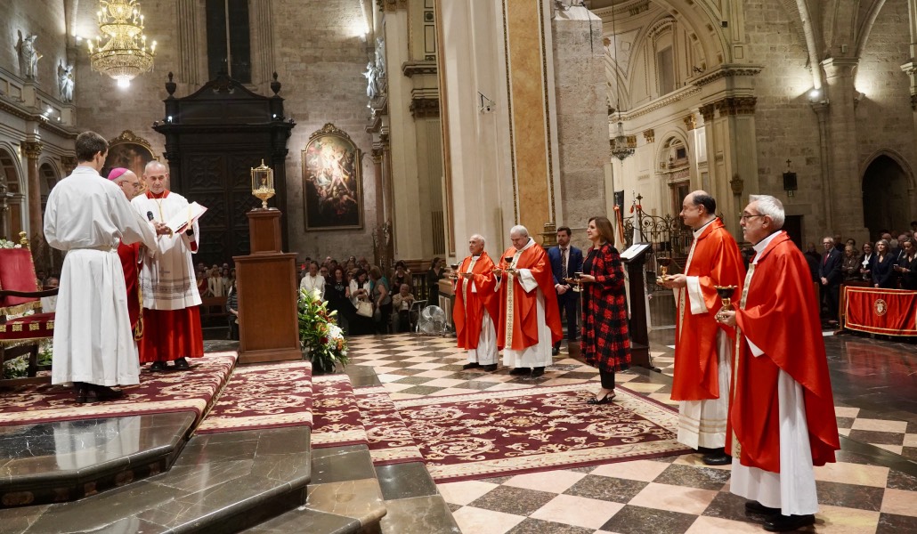 Benavent entrega réplicas del Santo Cáliz a la alcaldesa de Valencia y a cuatro parroquias. Foto: Delegación Medios Arzobispado de Valencia / A. Saiz.