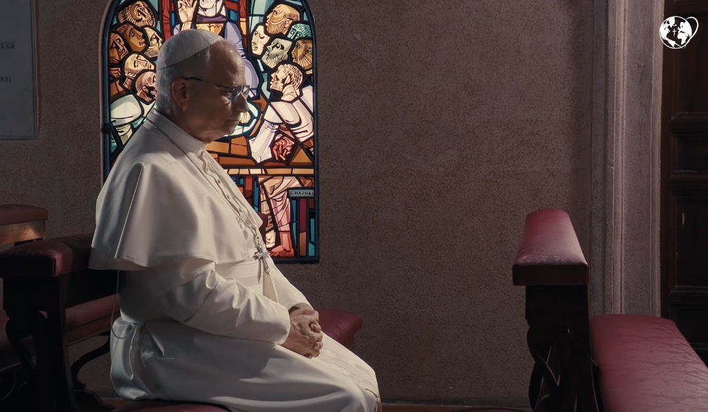 El Papa reza durante el vídeo.