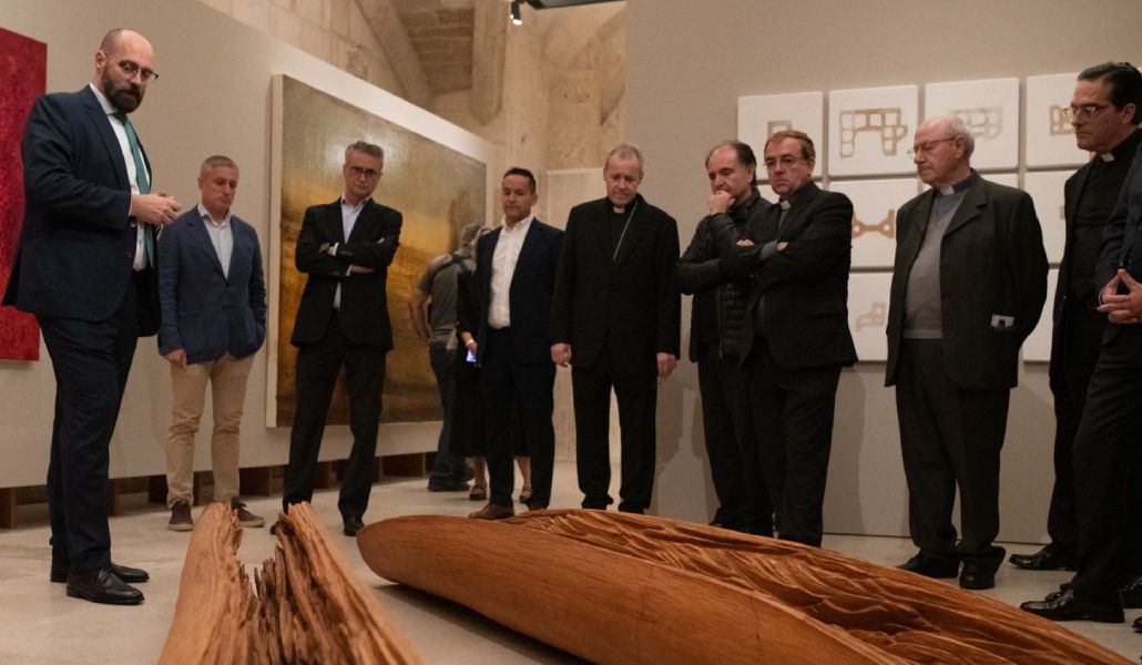 Los responsables de 'Huellas del tiempo' en la Sala Beato Valentín Palencia.