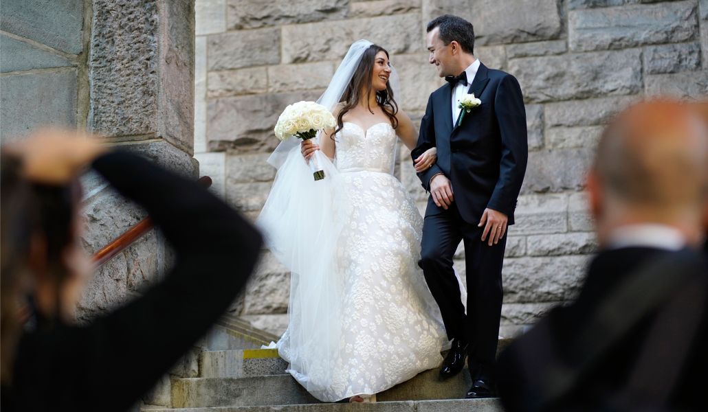Una pareja en una boda católica en Nueva York en 2022.