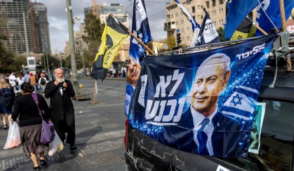 Cartel electoral pidiendo el voto para Netanyahu en las elecciones del martes. Su partido ha suspendido los mítines. Foto: Reuters / Ronen Zvulun.
