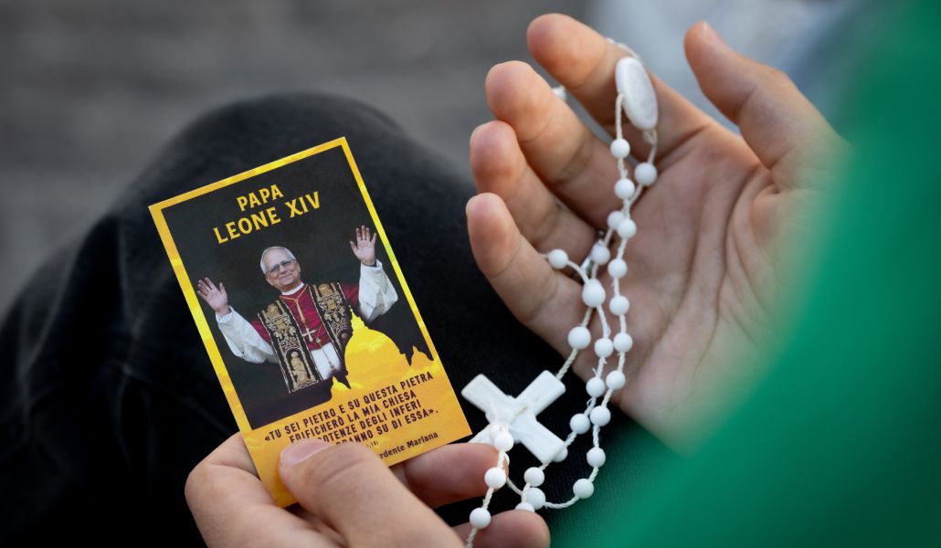 Un fiel reza el rosario por la salud del Papa a la salida del Hospital Gemelli de Roma.