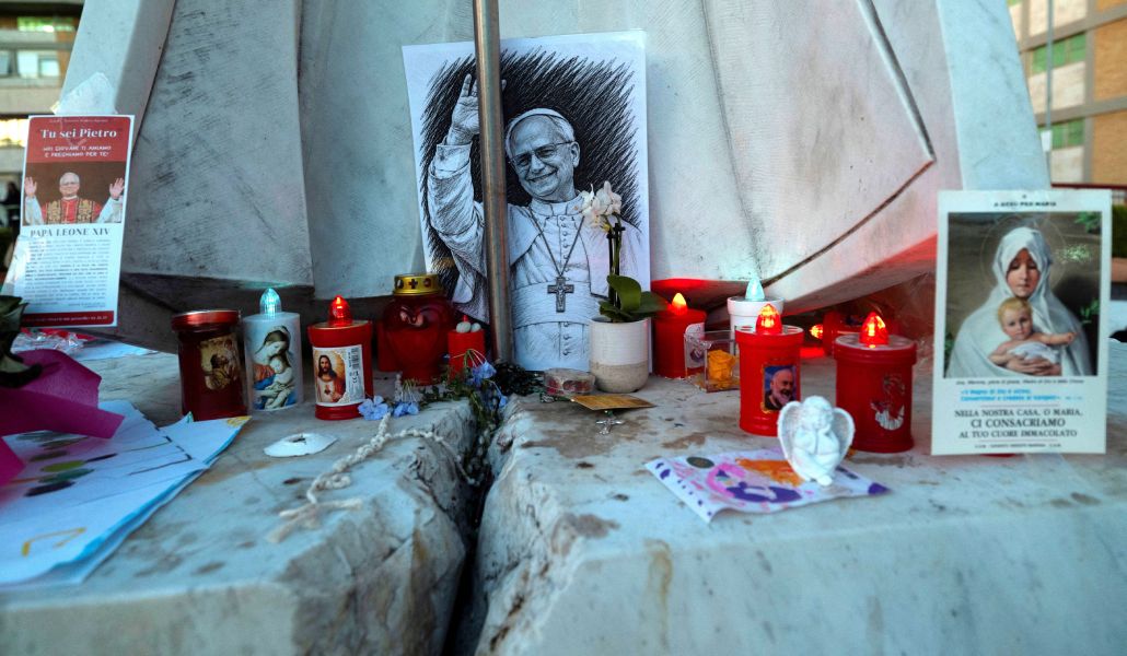 Un pequeño altar con velas para rezar por la salud del Papa a la salida del Gemelli de Roma.