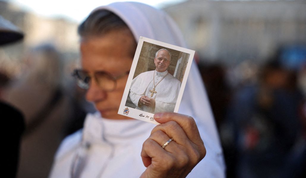 Una religiosa reza por la salud de León XIV a las puertas del Hospital Gemelli de Roma.