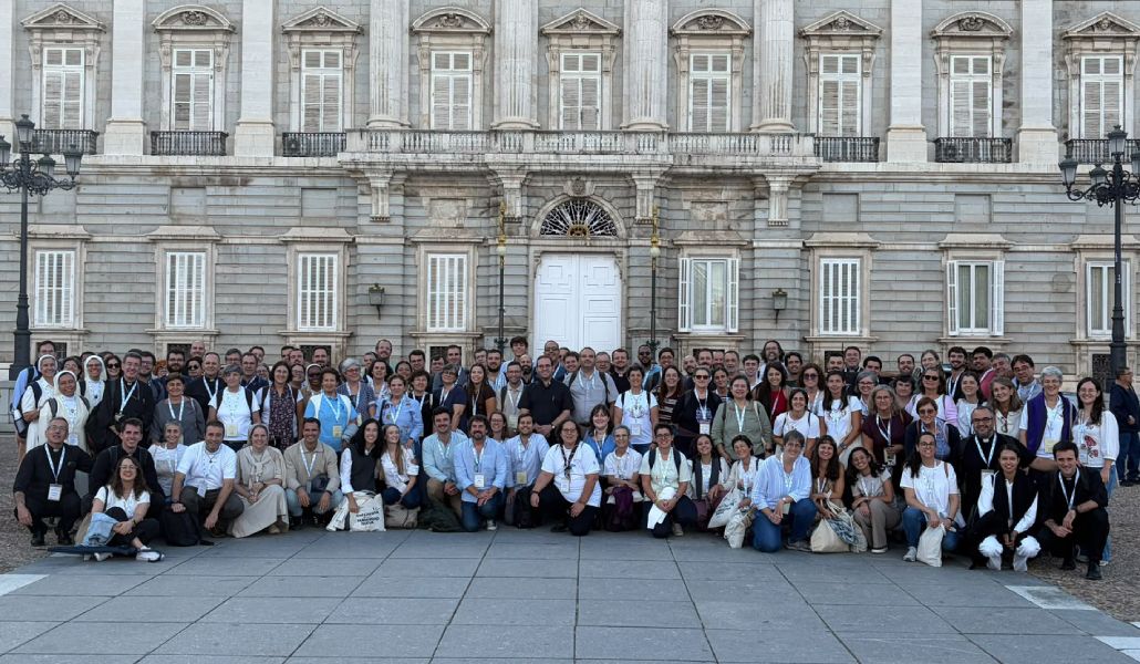 Los delegados de Pastoral Juvenil de toda España en el Palacio Real, al lado de la catedral de la Almudena.