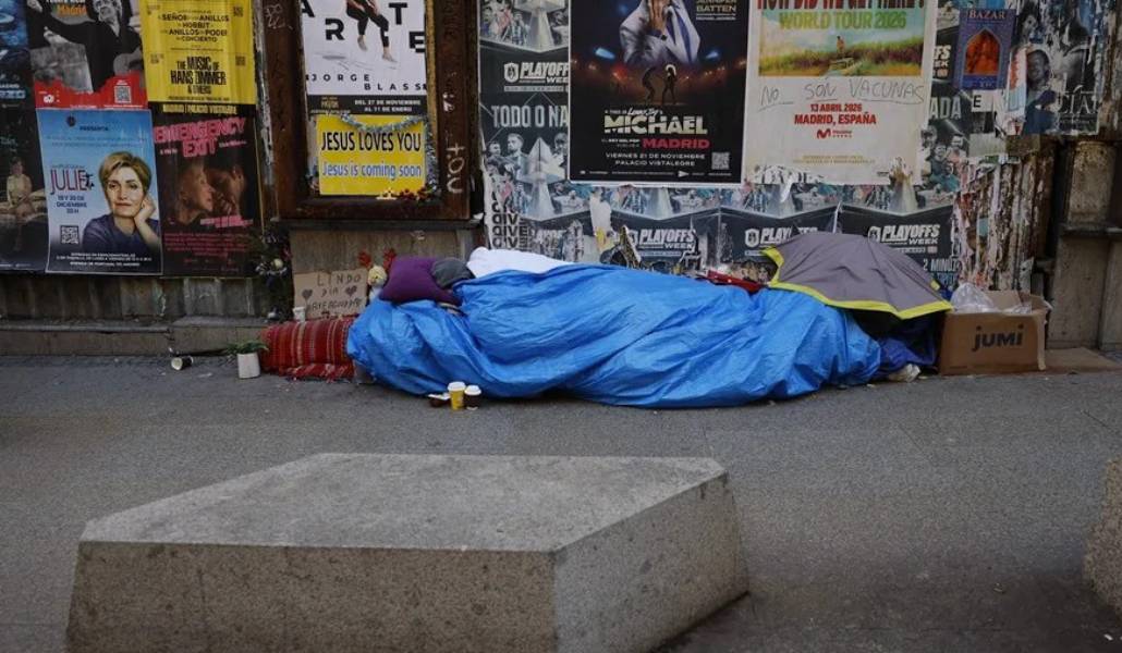 Una pesona duerme al raso en una calle de Madrid. Foto: EFE / Miralles.