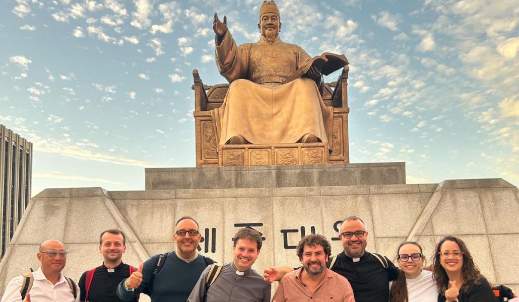 Parte de la expedición que viajó a Seúl a los pies de una estatua del rey Sejong.